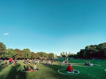 Una plaza sueca con distanciamiento