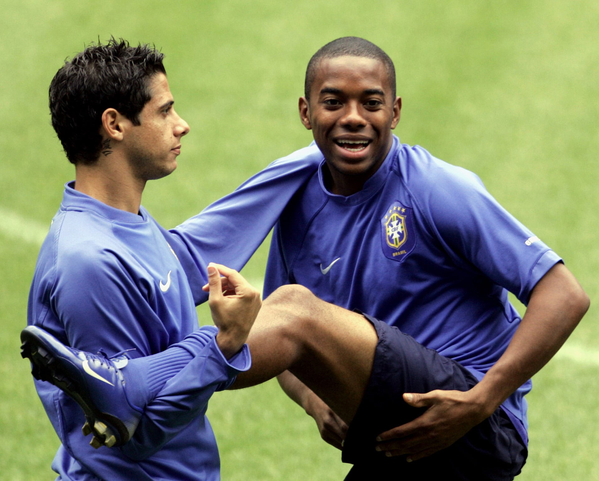 Cicinho junto a Robinho en la selección brasileña (Reuters)