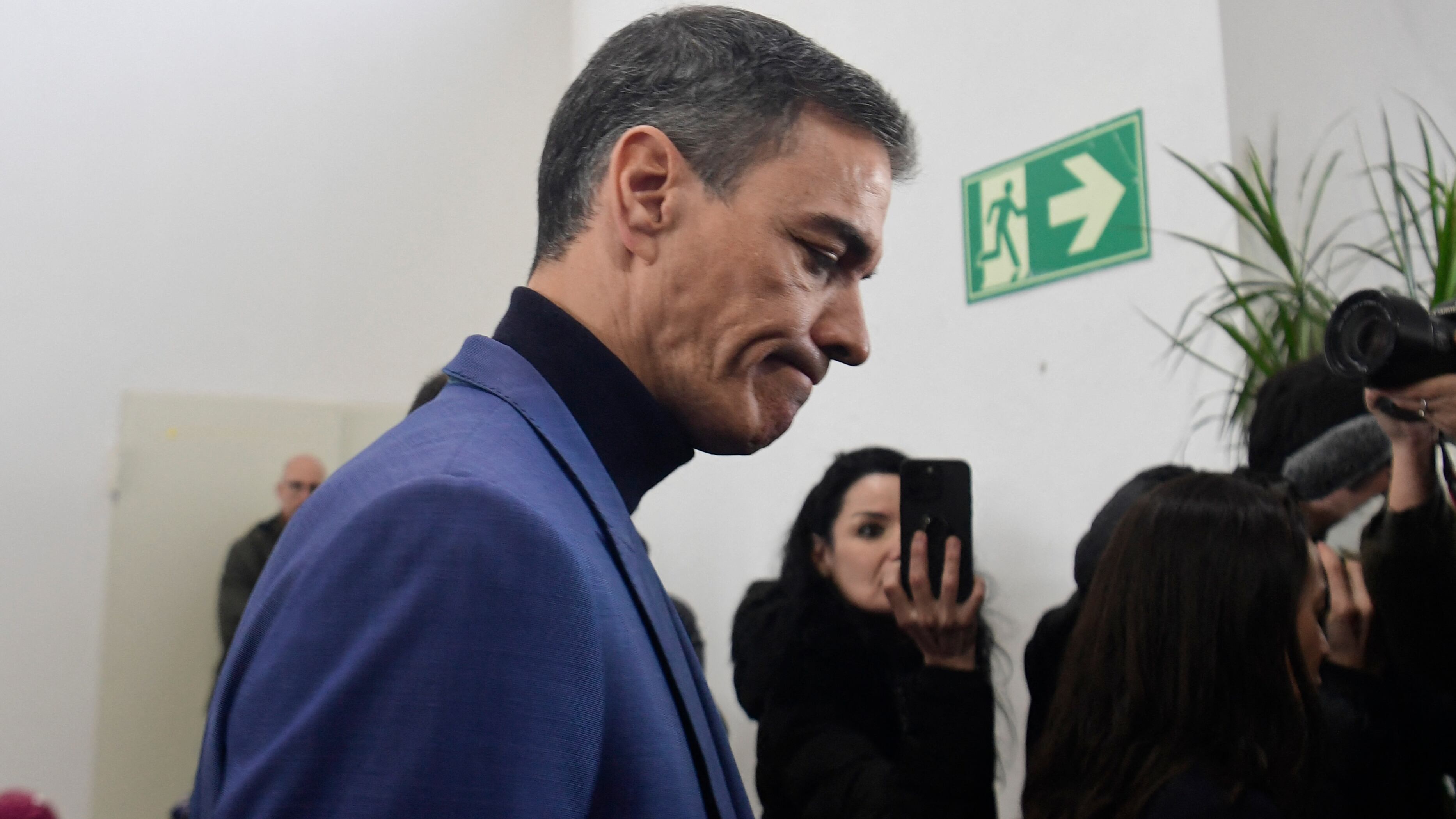 El presidente del Gobierno español, Pedro Sánchez, abandona una rueda de prensa tras el mortal accidente ferroviario ocurrido en Adamuz (CRISTINA QUICLER / AFP)