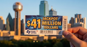 Una mano sostiene un boleto de la Lotería de Texas que indica 'Jackpot $41 Million Dollars' frente a la ciudad de Dallas, mostrando la Reunion Tower y rascacielos.