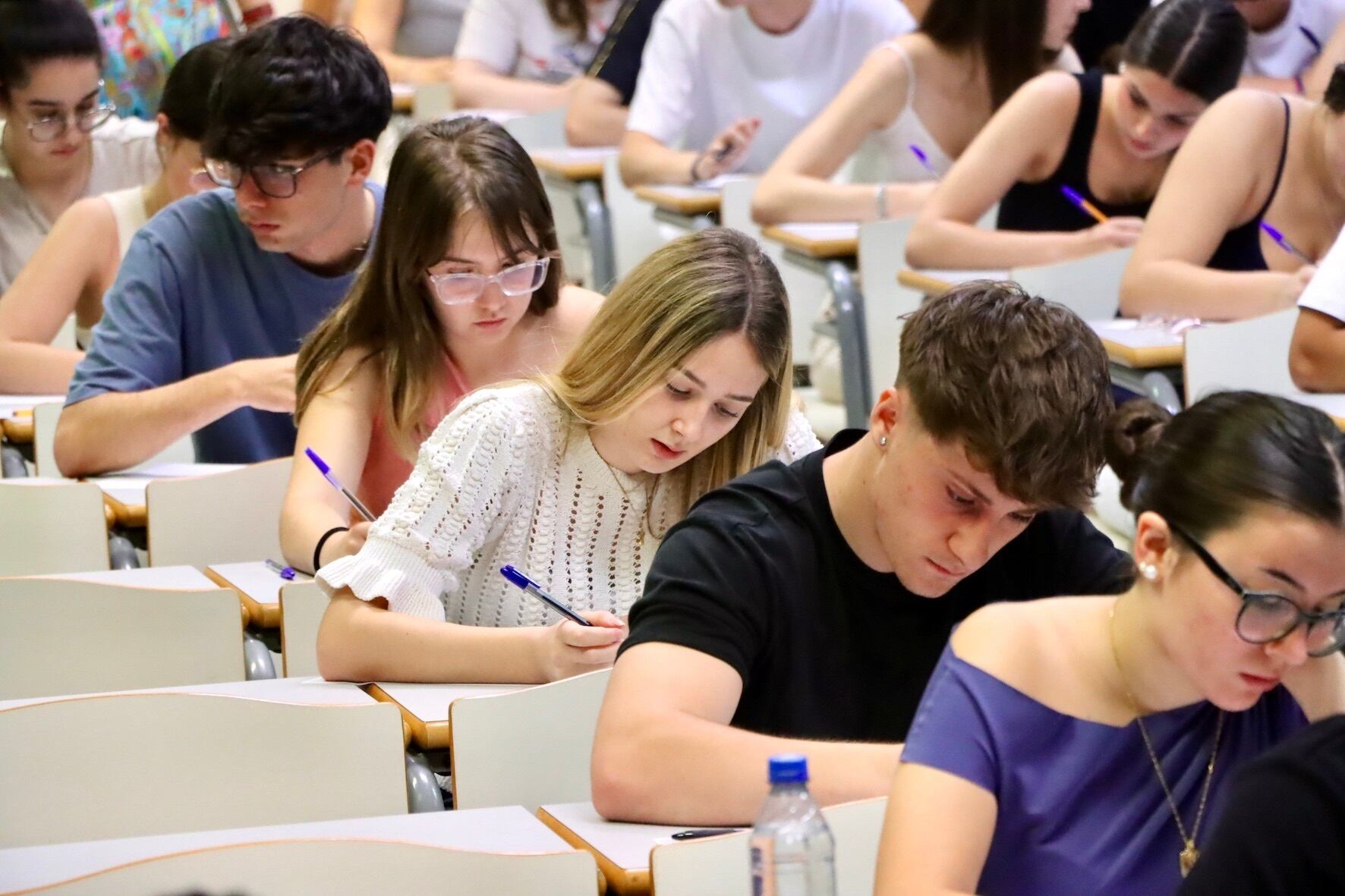 (Foto de ARCHIVO)Estudiantes durante una de las pruebas de la Prueba de Acceso a la Universidad (PAU) en una de las aulas de la Universidad de Almería. (Remitida por UAL/Europa Press)