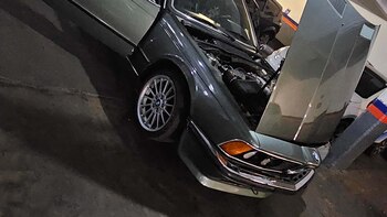 El capot levantado y las