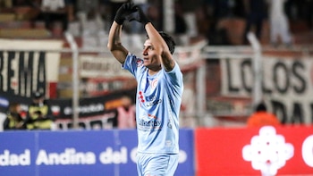 Kevin Sandoval realiza un corazón con ambas manos para su familia. - Crédito: ITEA