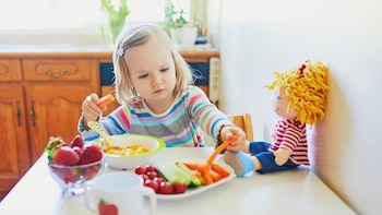 Las etiquetas y restricciones alimentarias pueden reducir las tasas de obesidad infantil, según un estudio