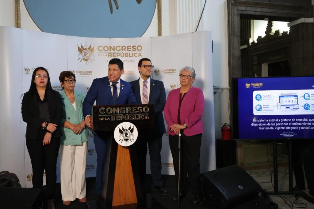 Miembros del Congreso de Guatemala presentan en conferencia de prensa un sistema estatal y gratuito de consulta sobre el ordenamiento jurídico del país. (Congreso de la República de Guatemala)