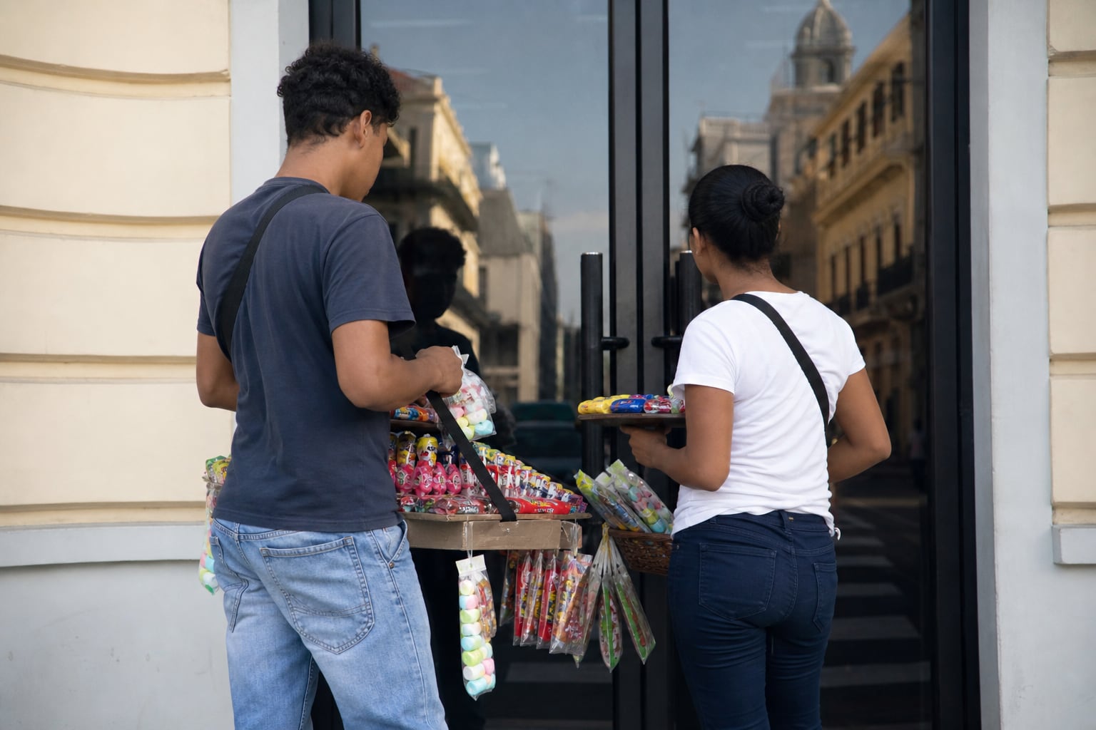 Dos jóvenes venden golosinas en las calles de Ciudad de Panamá como representación del trabajo informal urbano. (Imagen Ilustrativa Infobae)