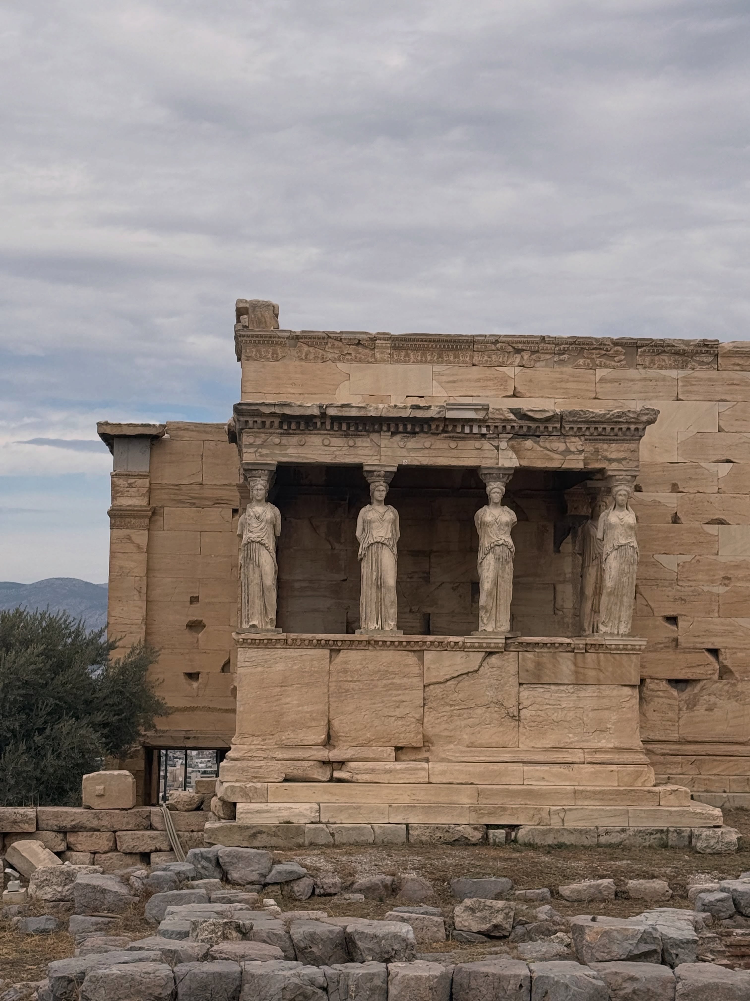 El pórtico de las Cariátides en el templo del Erecteón formó parte de los sitios históricos que visitó Gastón Trezeguet en Atenas