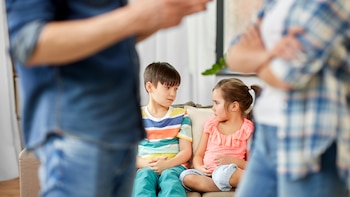 “Los padres no expresan las emociones de la misma manera”: un psicólogo explica las diferencias entre la maternidad y la paternidad