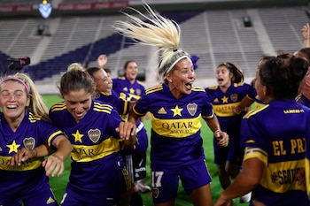 Jugadoras de Boca Juniors celebran al vencer a River Plate y ganar la final del Torneo Profesional Femenino de Primera División Argentina en el estadio José Amalfitani en Buenos (Aires). EFE/Juan Ignacio Roncoroni