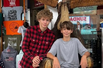 El adolescente, activo en música