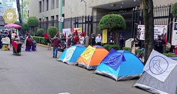 La circulación en Abraham González, entre General Prim y Atenas, en la alcaldía Cuauhtémoc, permanece cerrada por manifestantes en las inmediaciones de la SEGOB (X@OVIALCDMX)