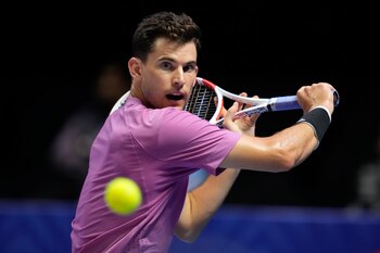Dominic Thiem regresa una pelota