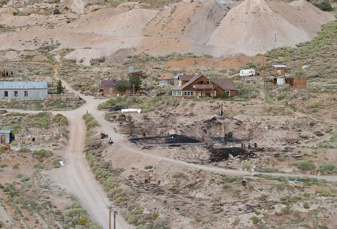 La vieja mina de California avanza hacia su nueva vida como destino turístico, con obras en marcha, un edificio central reconstruido (@Brentwunderwood)