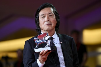 El director surcoreano Lee Chang-dong sostiene el León de Plata, Gran Premio del Jurado, por su película “Possible Love”