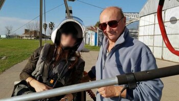 Tras embestir contra cables de