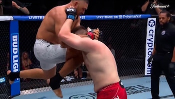Dramática imagen en UFC: una figura dejó inconsciente a su rival con un brutal rodillazo en la cabeza