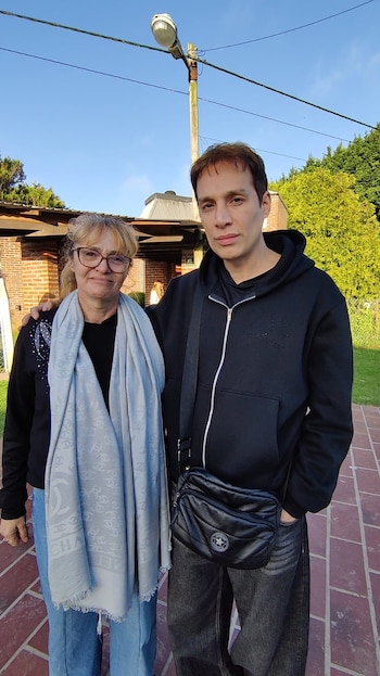 Galo junto a Sandra, la mujer que coordinó los trámites fúnebres desde su centro de tratamiento basado en el modelo de justicia penal terapéutica