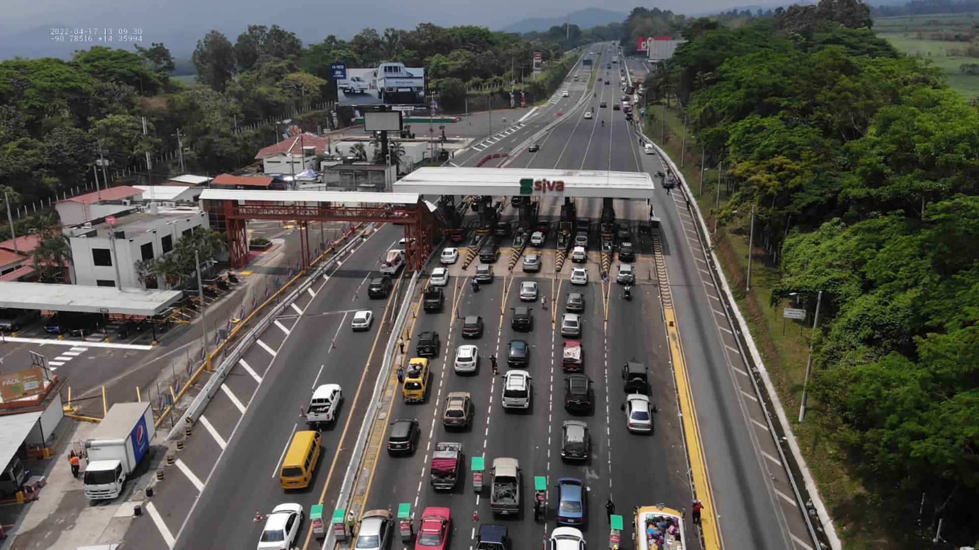 Vista aérea de la Autopista Palín-Escuintla en Guatemala, mostrando el peaje con múltiples carriles y una significativa afluencia de vehículos en ambas direcciones, rodeado de vegetación. ( Agencia Guatemalteca de Noticias)