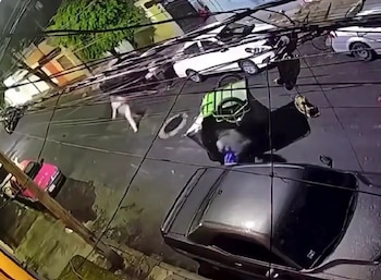 El remolque se separó de la motocicleta sin previo aviso y sus ocupantes terminaron dando varias vueltas dentro de la estructura antes de detenerse.