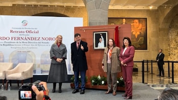 Fernández Noroña devela su fotografía