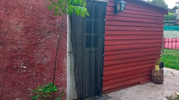 La puerta, cubierta con una