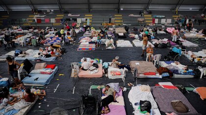En medio de las inundaciones en Brasil, denunciaron violaciones y robos en los refugios de evacuados