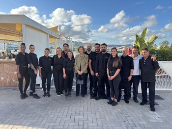 La Reina Sofía con el equipo del restaurante Sa Calma (Facebook)