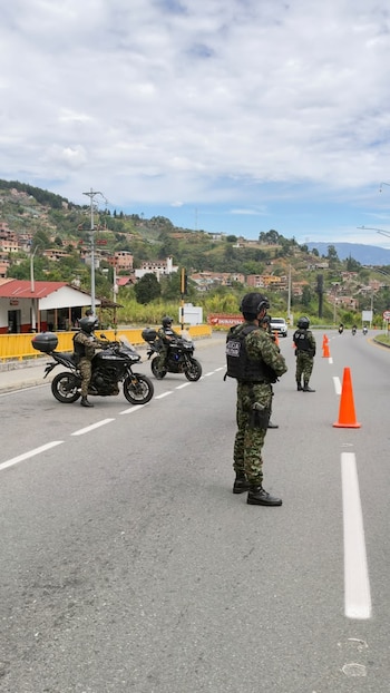 Drones y helicópteros apoyan las labores de patrullaje e inspección en las carreteras del noroccidente colombiano - crédito prensa Ejercito Nacional