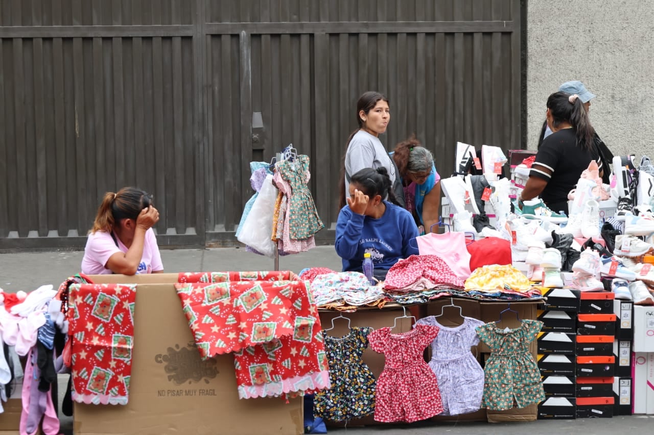 El cruce de jirón Andahuaylas y jirón Cusco se consolida como epicentro del comercio navideño en la capital peruana. (Paula Elizalde/Infobae Perú)