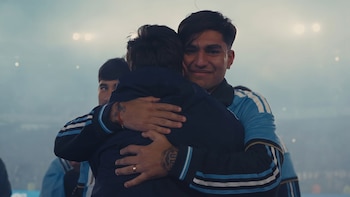 Debutó en la selección argentina, vio a Messi por primera vez y le dio un abrazo inolvidable: el susurro al oído que se hizo viral