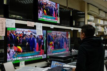 Un hombre mira una transmisión