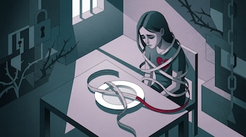 Una joven sentada ante una mesa con un plato vacío aparece rodeada por una cinta métrica en una habitación con rejas, cadenas y espinas.