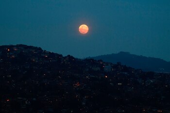 La "Super Luna Rosa" llena