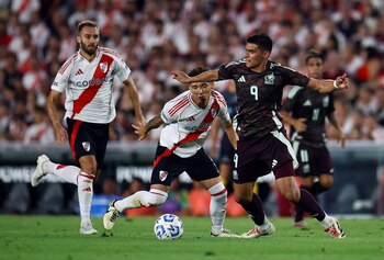 Soccer Football - International Friendly - River Plate v Mexico - Estadio Mas Monumental, Buenos Aires, Argentina - January 21, 2025 Mexico's Guillermo Martinez in action with River Plate's Matias Kranevitter REUTERS/Agustin Marcarian