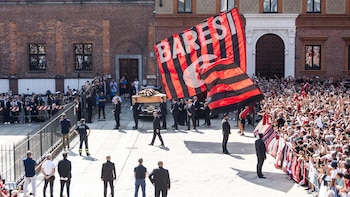 Miles de personas despiden al exfutbolista Fran Baresi en su funeral en Milán