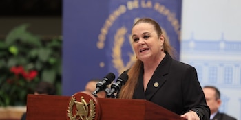La ministra de Educación de Guatemala, Anabella Giracca, acusa al STEG de frenar el avance educativo con acciones legales y sindicales. (Cortesía: Agencia Guatemalteca de Noticias)