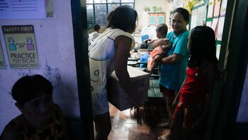 Un evacuado lleva artículos de