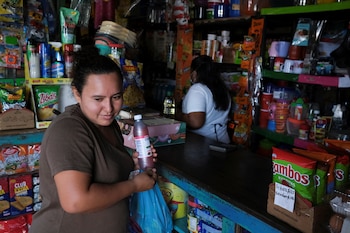 Una mujer compra en una