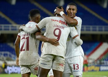 CALI - COLOMBIA, 07-03-2022: Juan Fernando Caicedo del Tolima celebra después de anotar el segundo gol de su equipo durante partido por la fecha 10 como parte de la Liga BetPlay DIMAYOR I 2022 entre Cortuluá y Deportes Tolima jugado en el estadio Pascual Guerrero de la ciudad de Cali. / Juan Fernando Caicedo of Tolima celebrates after scoring the second goal of his team during a match for the date 10 as part of BetPlay DIMAYOR League I 2022 between Cortulua and Deportes Tolima played at Pascual Guerrero stadium in Cali city. Photo: VizzorImage / Gabriel Aponte / Staff