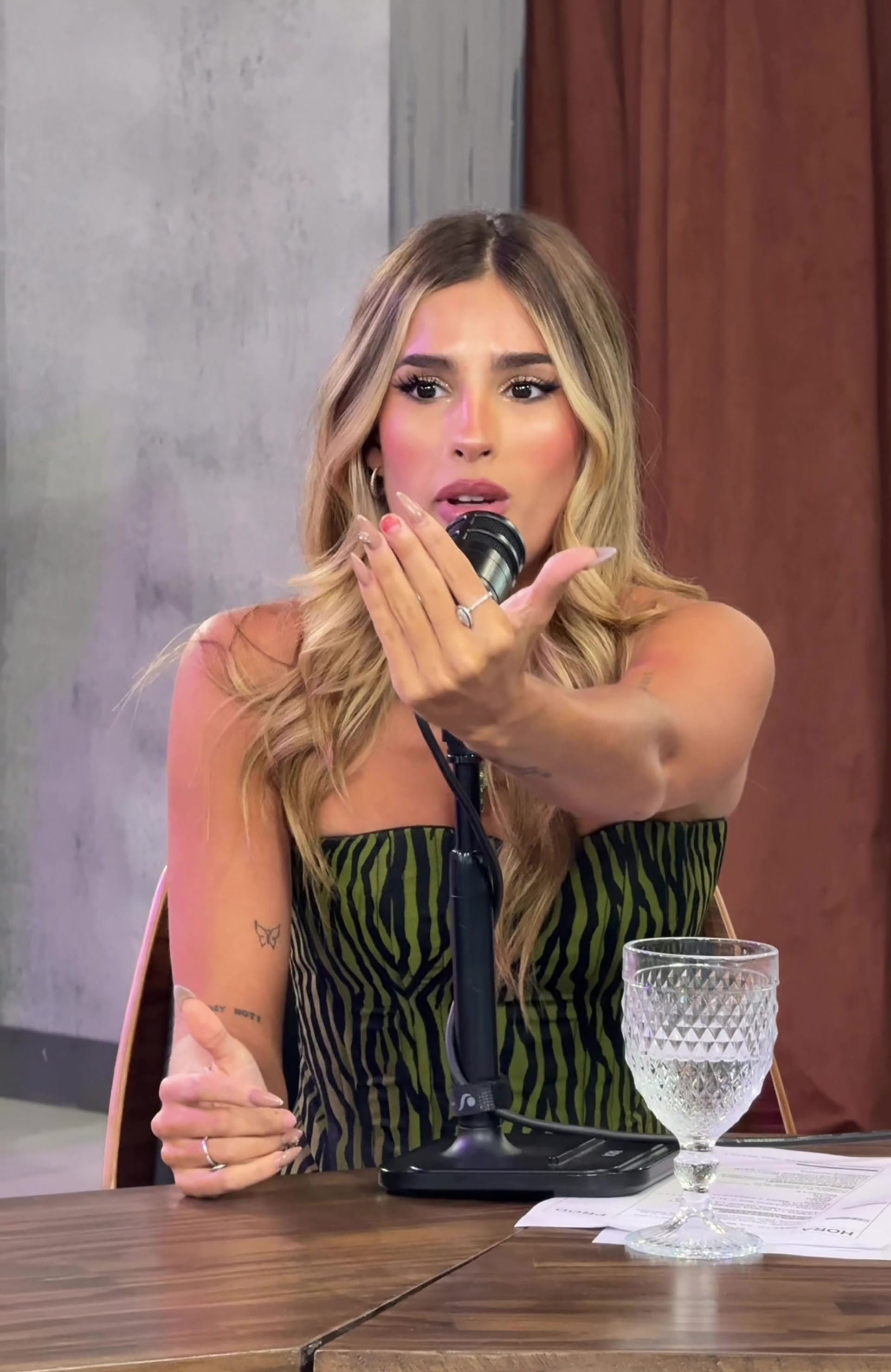 El público y los colegas de Rumis manifestaron su impresión al ver la herida expuesta por Poggio frente a cámara, generando comentarios de malestar físico