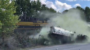 Impactante video: un tren embiste a un camión séptico en Virginia
