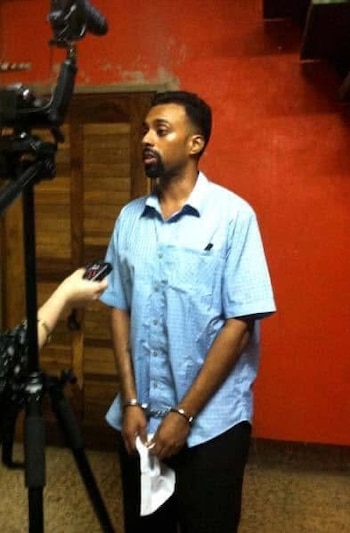 Jason Puracal, esposado durante una entrevista en Nicaragua, tras ser arrestado bajo el régimen de Daniel Ortega en 2010 (Cortesía: Brandi Kruse).