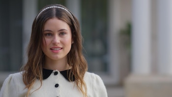 La joven Lola Abraldes le