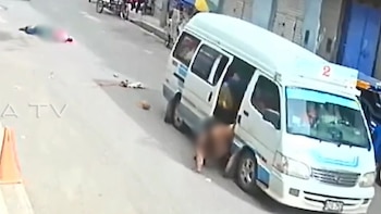 Madre y su bebé caen