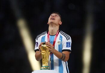 Paulo Dybala toca la Copa,