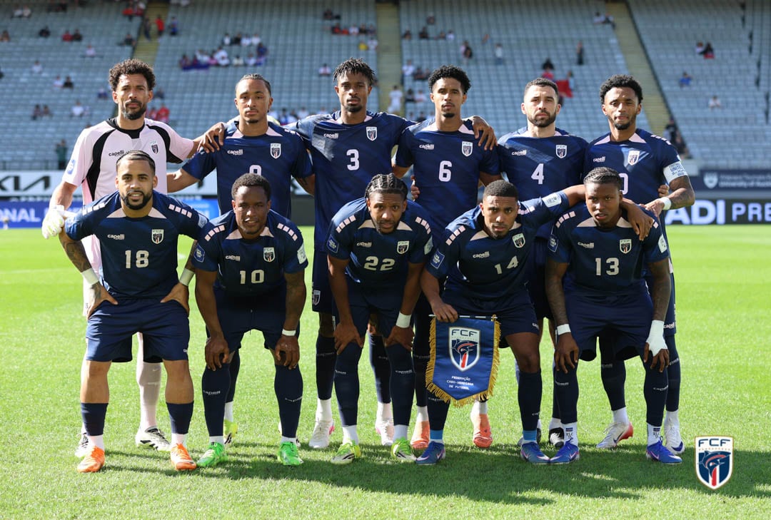 Los jugadores de la selección de fútbol de Cabo Verde posan en el campo, con su equipación azul oscuro, antes de su partido internacional contra Chile.