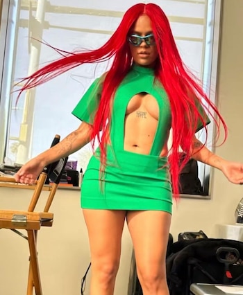 Karol G con su larga