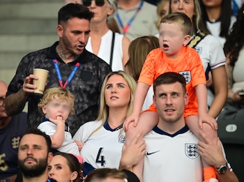 Lauren Fryer, novia de Declan Rice, jugador del Arsenal, y su hijo Jude (GROSBY GROUP).