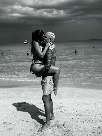 El jugador Janis Timma junto a la cantante Anna Sedokova