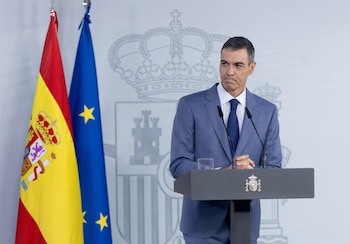 06/10/2026 El presidente del Gobierno, Pedro Sánchez, durante una rueda de prensa posterior al Consejo de Ministros, en el Palacio de la Moncloa, a 6 de octubre de 2026, en Madrid (España). El Consejo de Ministros ha vuelto a aprobar los decretos de vivienda, con algunos cambios, que fueron tumbados en el Congreso el pasado viernes 2 de octubre. La idea del Ejecutivo es que, tras disolverse las Cortes, estos decretos se voten en la Diputación Permanente en la que sí podría obtener la mayoría para sacarlos adelante.
POLITICA
Eduardo Parra - Europa Press